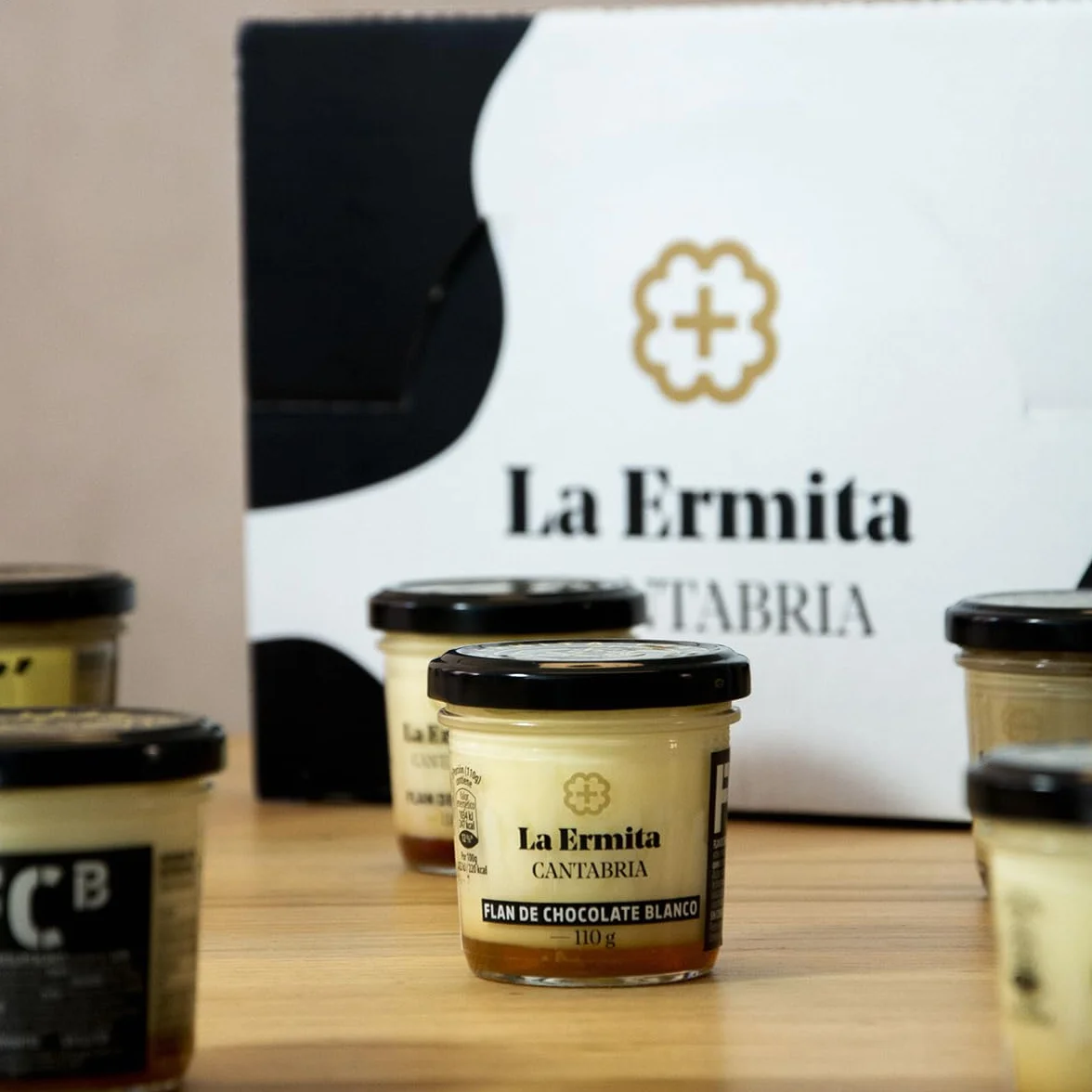 LA ERMITA Flan de Chocolate Blanco, Postre Lácteo Artesanal con Leche, Queso y Cobertura de Chocolate Blanco, Sin Gluten, 110 g (Pack 6 unidades)