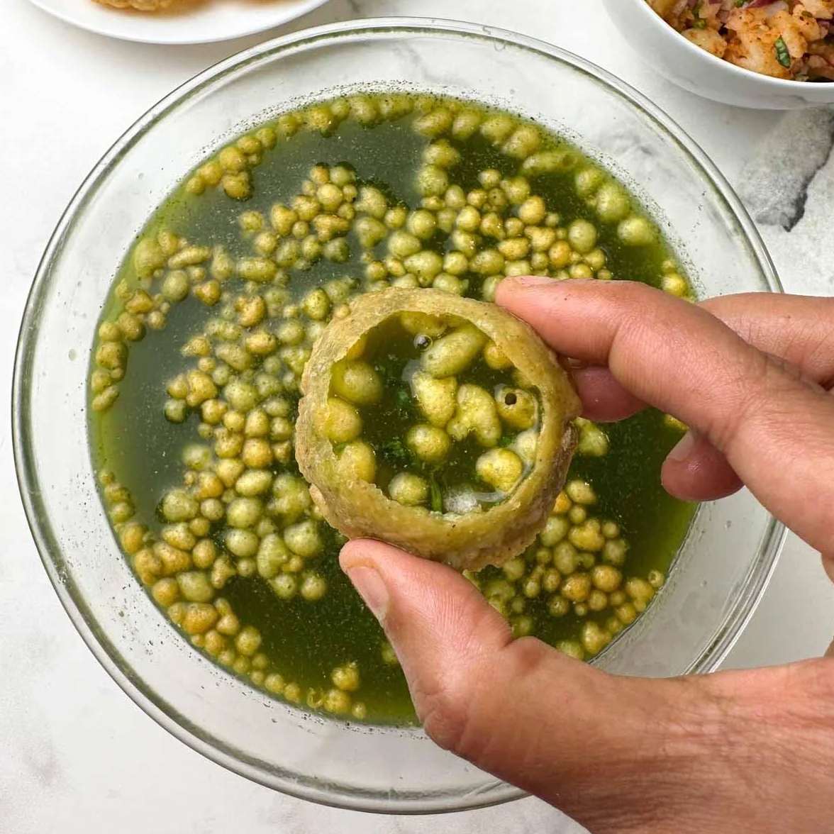 Pani Puri Golgappa para freír 1000 g – Snack de comida callejera india | Higiénico, crujiente y delicioso | Con Masala Fresh Papad | Golgappa Puchka listo para freír con adhesivo Kajal